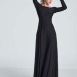 czarna maxi sukienka odsłaniająca ramiona