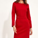 biznesowa sukienka z ozdobnym pasem w tali - czerwona