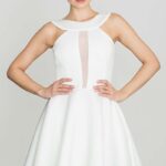 biała efektowna rozkloszowana sukienka z transparentną wstawką