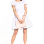 bawełniana mini sukienka z owalnym dekoltem - biała