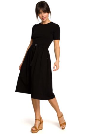 czarna lekko rozkloszowana sukienka z krótkim rękawem