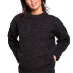 antracytowy ciepły sweter z półgolfem w warkocze