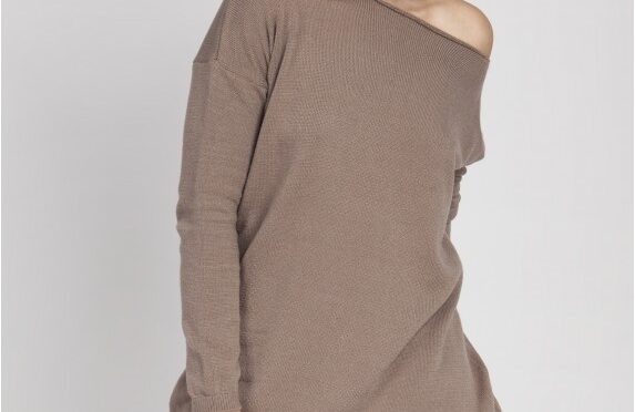 oversizowy sweter z szerokim dekoltem – mocca