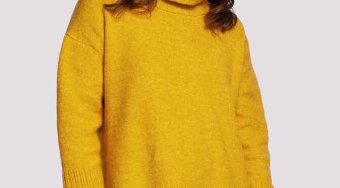 obszerny sweter z golfem – miodowy
