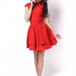 czerwona sukienka z niewielką stójką z falbankami