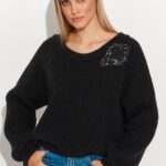 moherowy sweter z błyszczącą naszywką - czarny