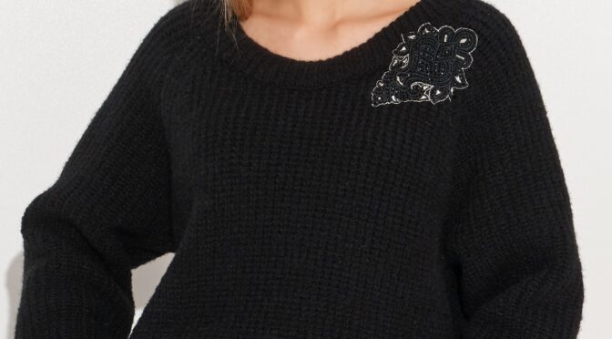 moherowy sweter z błyszczącą naszywką – czarny