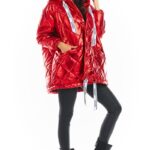 czerwona lakierowana kurtka pikowana z kapturem