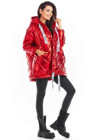 czerwona lakierowana kurtka pikowana z kapturem