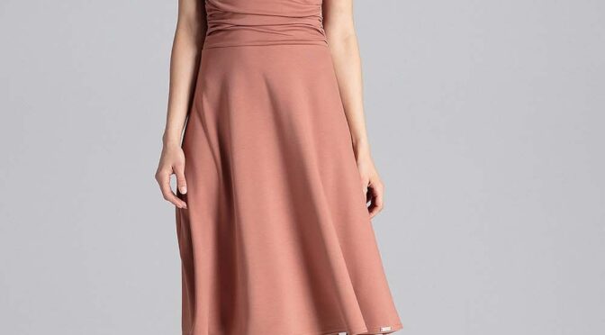 elegancka brązowa rozkloszowana sukienka z zaznaczoną talią