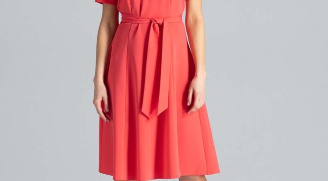 koralowa rozkloszowana sukienka z paskiem