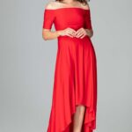 czerwona długa asymetryczna sukienka z odkrytymi ramionami