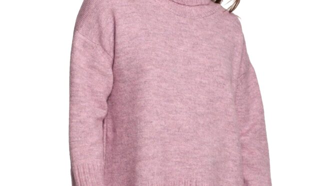 obszerny sweter z golfem – pudrowy