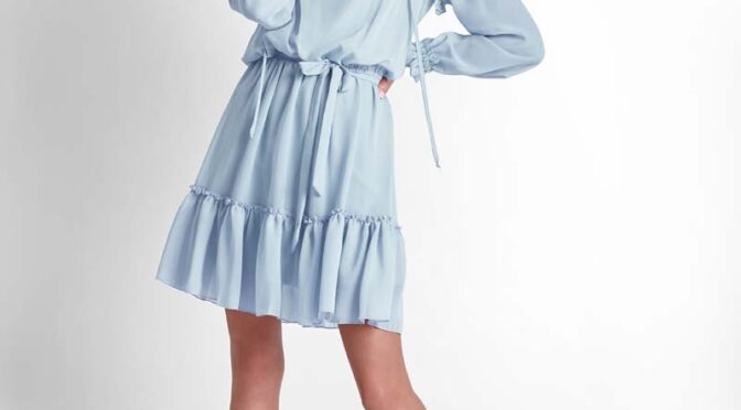 niebieska zwiewna szyfonowa sukienka w stylu boho