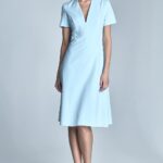 elegancka błękitna sukienka midi z głębokim dekoltem w szpic