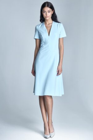 elegancka błękitna sukienka midi z głębokim dekoltem w szpic