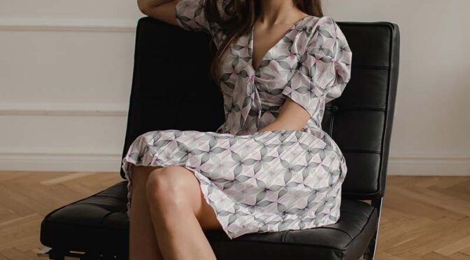 elegancka sukienka z plisowanym dołem - wzór 113