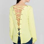modna żółta bluzka z dekoltem „v” sznurowana na plecach