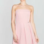 elegancka różowa gorsetowa sukienka z dłuższym tyłem