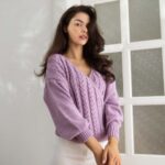 krótki sweter na zakładkę w warkocze - liliowy