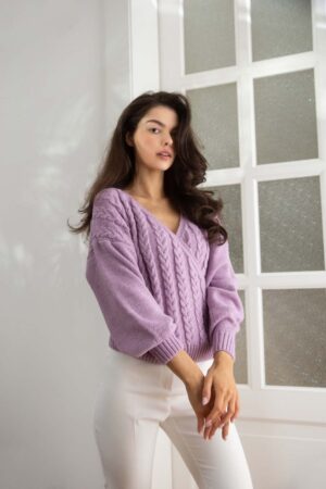 krótki sweter na zakładkę w warkocze - liliowy