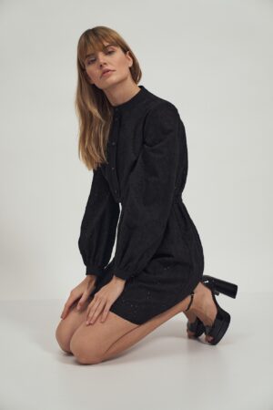 haftowana sukienka koszulowa na stójce - czarna