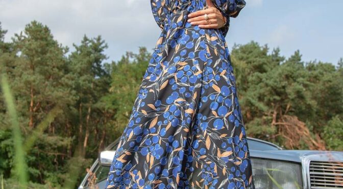 maxi sukienka w stylu boho w niebieskie kwiaty – chabrowa