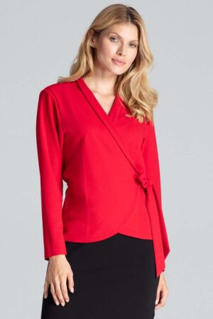 czerwona bluzka o kopertowym kroju wiązana na boku