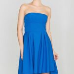 modna sukienka z odkrytymi ramionami wydłuzonym tyłem  niebieska
