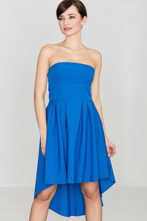 modna sukienka z odkrytymi ramionami wydłuzonym tyłem  niebieska
