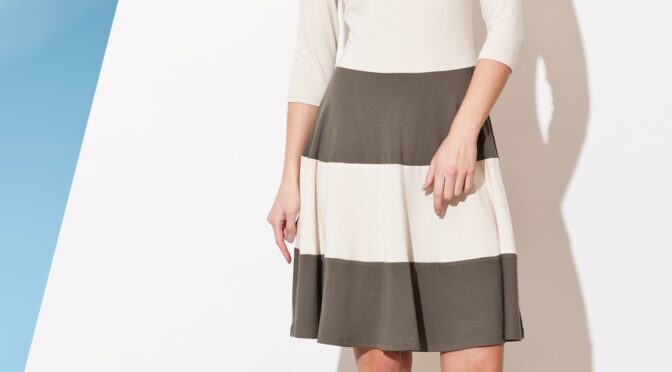 elegancka sukienka z rękawem 3/4 z kontrastowymi pasami – oliwkowy
