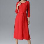 czerwona rozkloszowana wizytowa sukienka z przeszyciami i paskiem