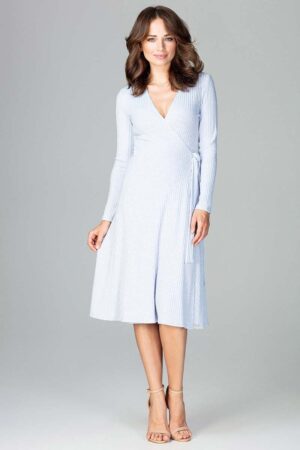 jasnoniebieska sukienka kopertowa wiązana na boku