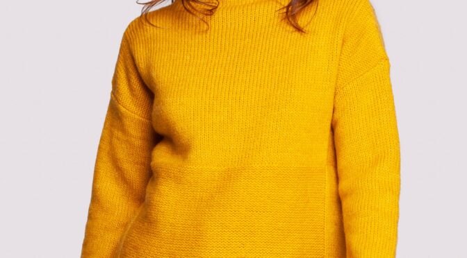 milutki sweter z zabudowanym dekoltem – miodowy