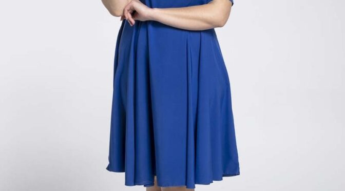 niebieska kobieca rozkloszowana sukienka z wycięciem na ramieniu plus size