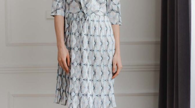 elegancka sukienka z plisowanym dołem – wzór 114