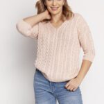 delikatny sweterek zdobiony warkoczami - różowy
