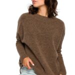 karmelowy oversizowy sweter z niewielką stójką