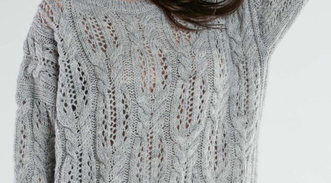 luźny sweter o ażurowym splocie – szary
