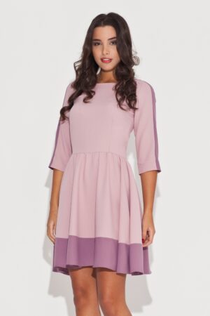 elegancka różowa sukienka z rękawem 3/4 z kolorowymi lamówkami