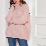 oversizowy sweter z luźnym golfem - różowy