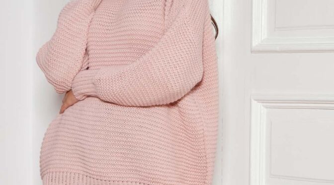 oversizowy sweter z luźnym golfem – różowy