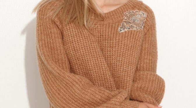 moherowy sweter z błyszczącą naszywką - brązowy