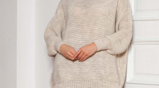 oversizowy sweter z luźnym golfem – beżowy
