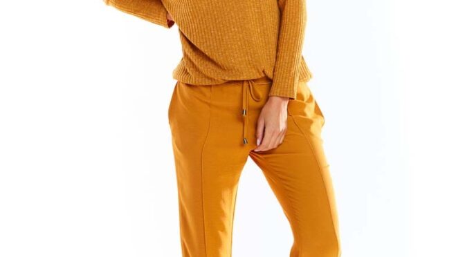 kamelowy dzianinowy sweter w łódkę o kroju oversize