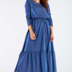 maxi sukienka z długim rękawem z falbanką na dole - niebieska