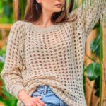 oversizowy sweter w ażurowy wzór - beżowy