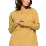 musztardowy oversizowy sweter z niewielką stójką