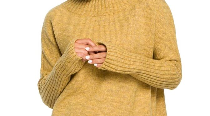 musztardowy oversizowy sweter z niewielką stójką
