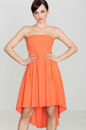 modna sukienka z odkrytymi ramionami wydłuzonym tyłem pomarańczowa